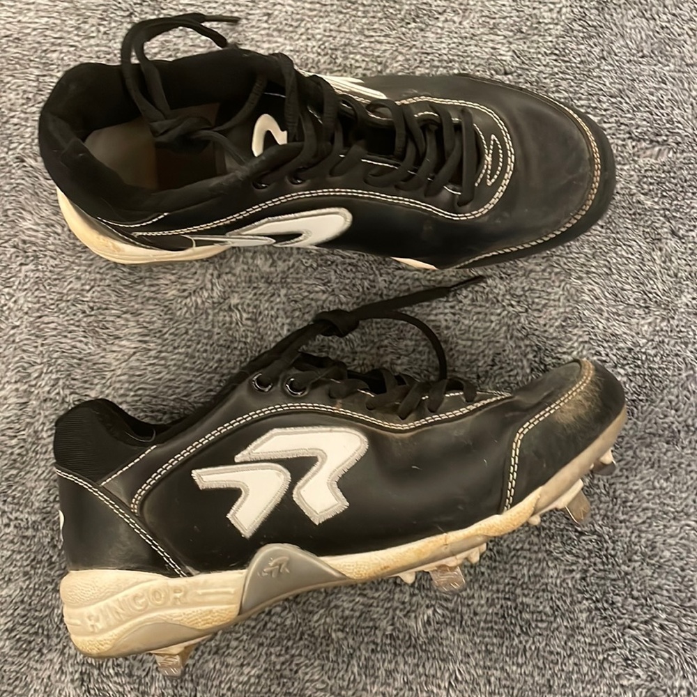 Ringor cleats size 8. Worn for one practice then never work again.